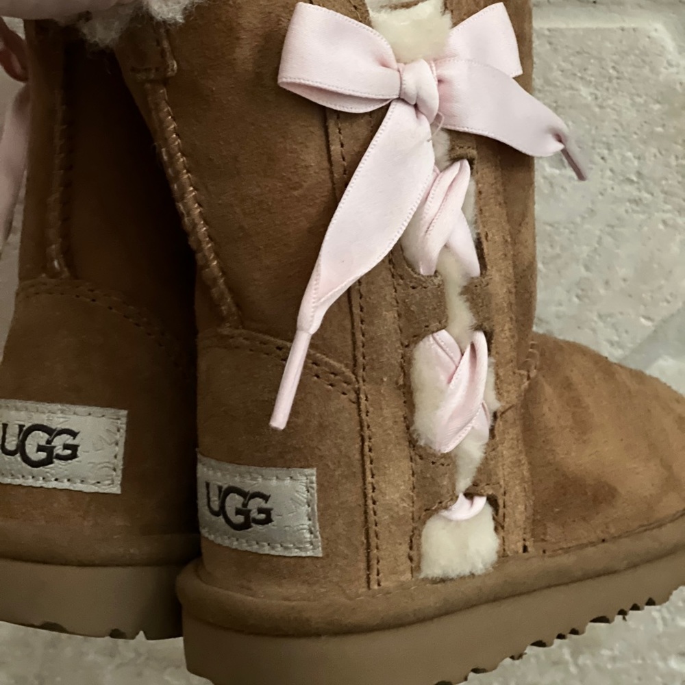 Toddler kids gently used UGG boot size US 7 EU 23.5 brown with pink bow